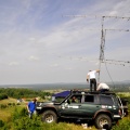 Krótkofalowcy z SP7PKI przygotowuja anteny w terenie