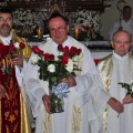 biskup z ks. Janem i pomagajacym mu w parafii ks. Edwardem